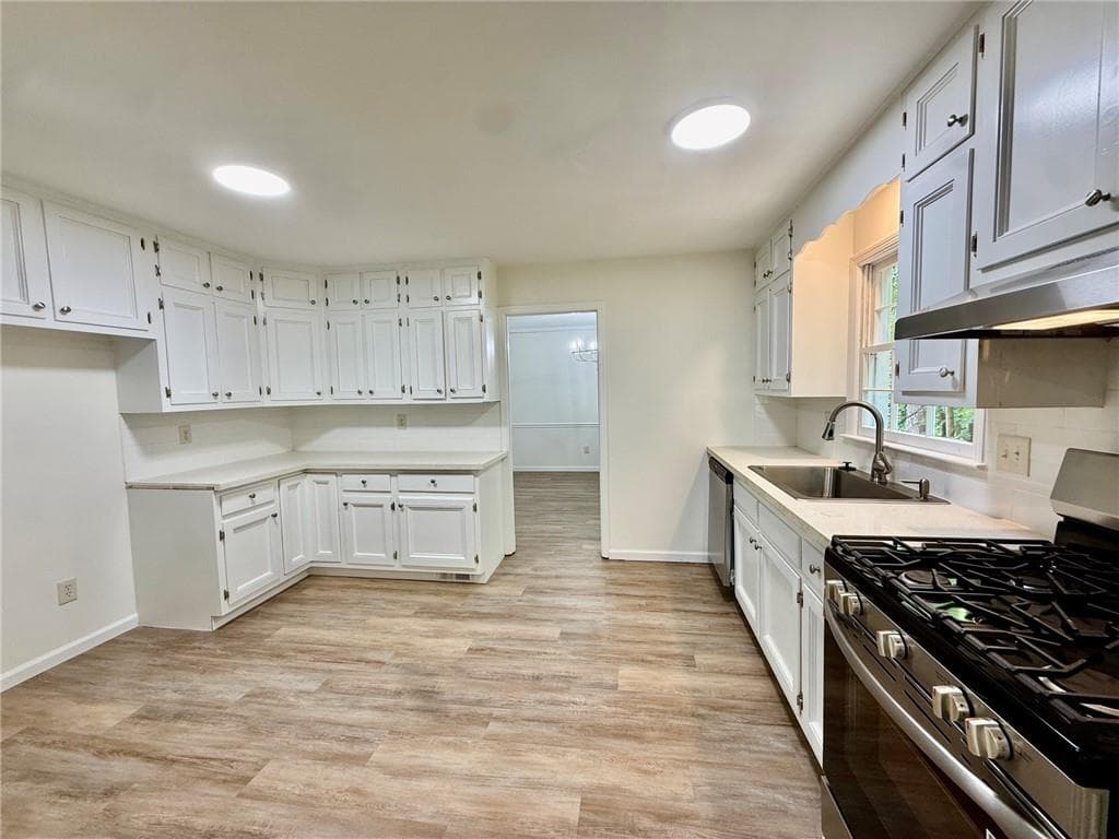 4 bedroom, 3 bathroom, 2,222 sq ft single family residence for sale at 5264 Golfcrest Circle, Stone Mountain, GA 30088 — photo 5