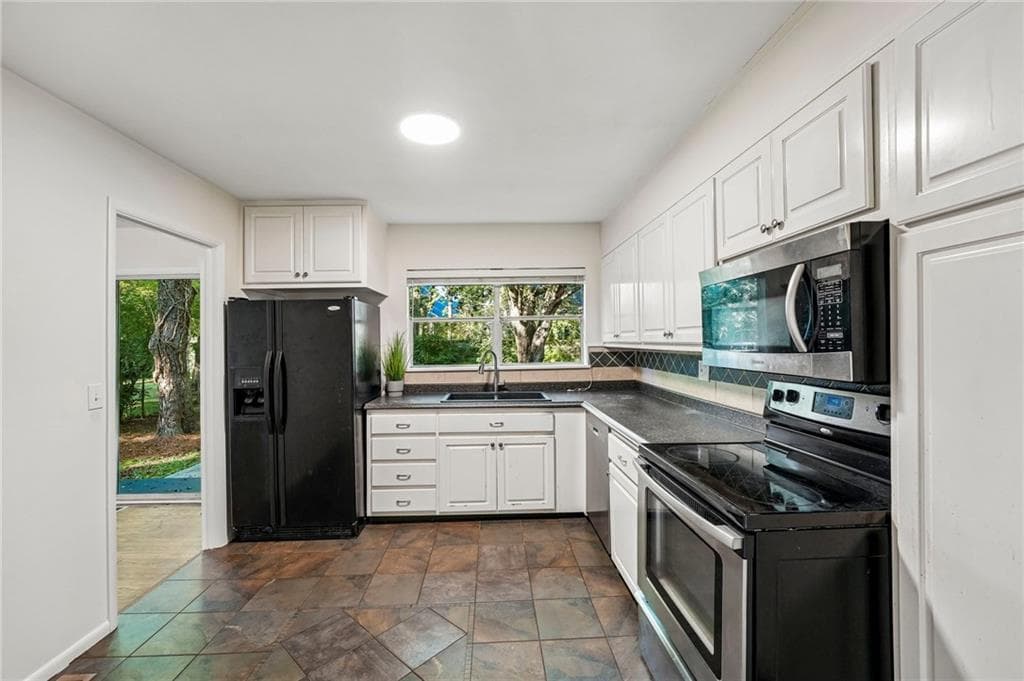 4 bedroom, 2 bathroom, 1,649 sq ft single family residence for sale at 1655 Mohawk Place, Smyrna, GA 30080 — photo 7