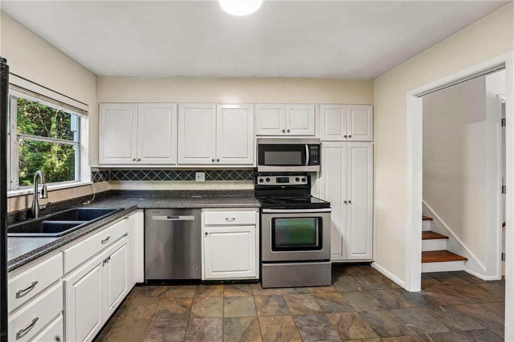 4 bedroom, 2 bathroom, 1,649 sq ft single family residence for sale at 1655 Mohawk Place, Smyrna, GA 30080 — photo 9