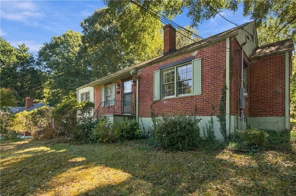 3 bedroom, 1 bathroom, 2,952 sq ft single family residence for sale at 620 S Gordon Circle, Hapeville, GA 30354 — photo 2