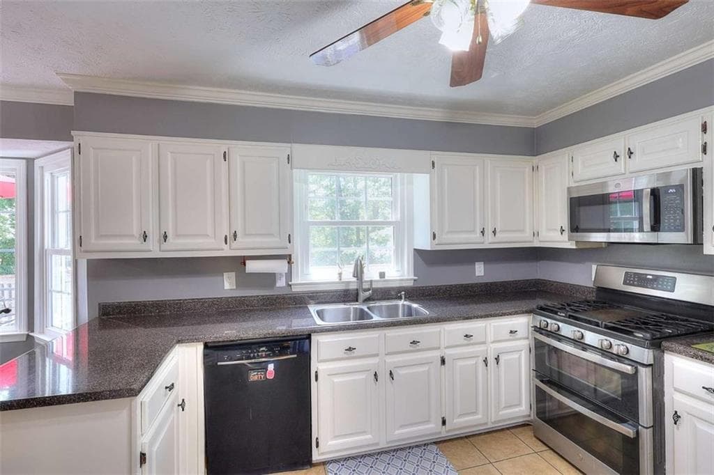 4 bedroom, 3 bathroom, 2,592 sq ft single family residence for sale at 1961 Shoreline Trace, Grayson, GA 30017 — photo 6