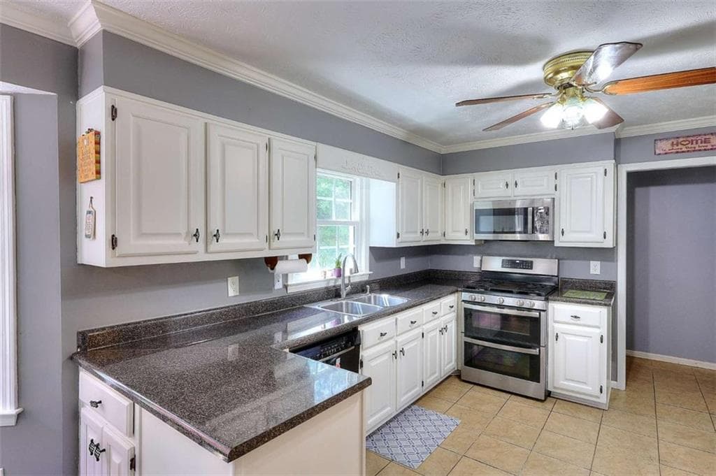 4 bedroom, 3 bathroom, 2,592 sq ft single family residence for sale at 1961 Shoreline Trace, Grayson, GA 30017 — photo 8