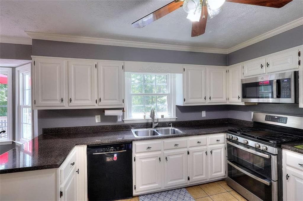 4 bedroom, 3 bathroom, 2,592 sq ft single family residence for sale at 1961 Shoreline Trace, Grayson, GA 30017 — photo 9