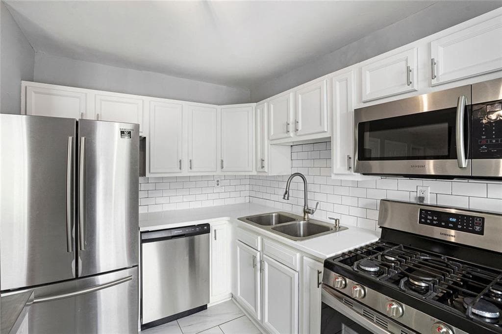 3 bedroom, 2 bathroom, 1,025 sq ft single family residence for sale at 3650 Croft Place, Atlanta, GA 30331 — photo 3