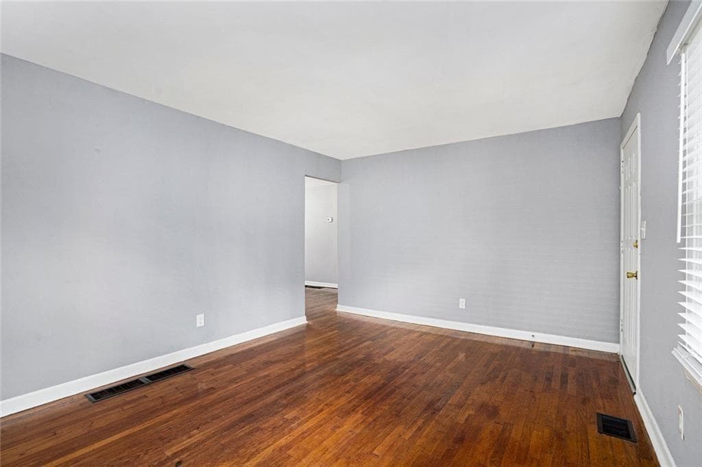 3 bedroom, 2 bathroom, 1,025 sq ft single family residence for sale at 3650 Croft Place, Atlanta, GA 30331 — photo 8