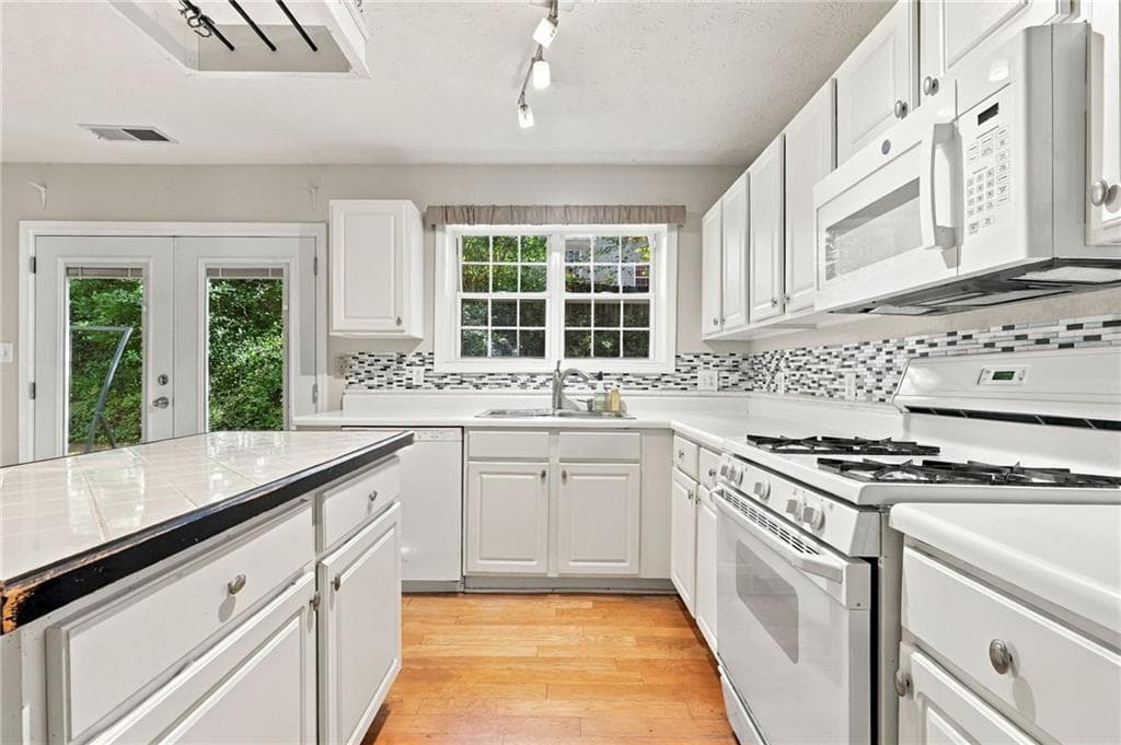 3 bedroom, 3 bathroom, 2,248 sq ft single family residence for sale at 2997 Bancroft Glen, Kennesaw, GA 30144 — photo 6