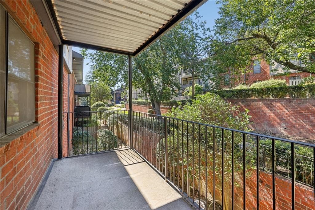 3 bedroom, 2 bathroom, 1,469 sq ft condominium for sale at 6851 Roswell Road F19, Sandy Springs, GA 30328 — photo 6