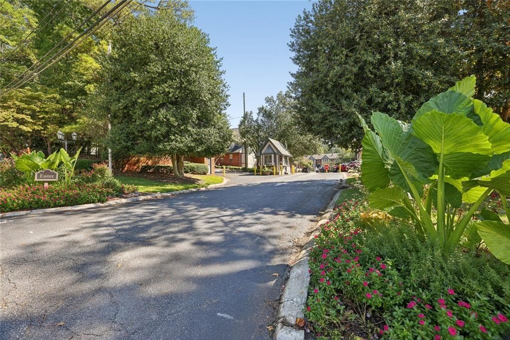 3 bedroom, 2 bathroom, 1,469 sq ft condominium for sale at 6851 Roswell Road F19, Sandy Springs, GA 30328 — photo 10