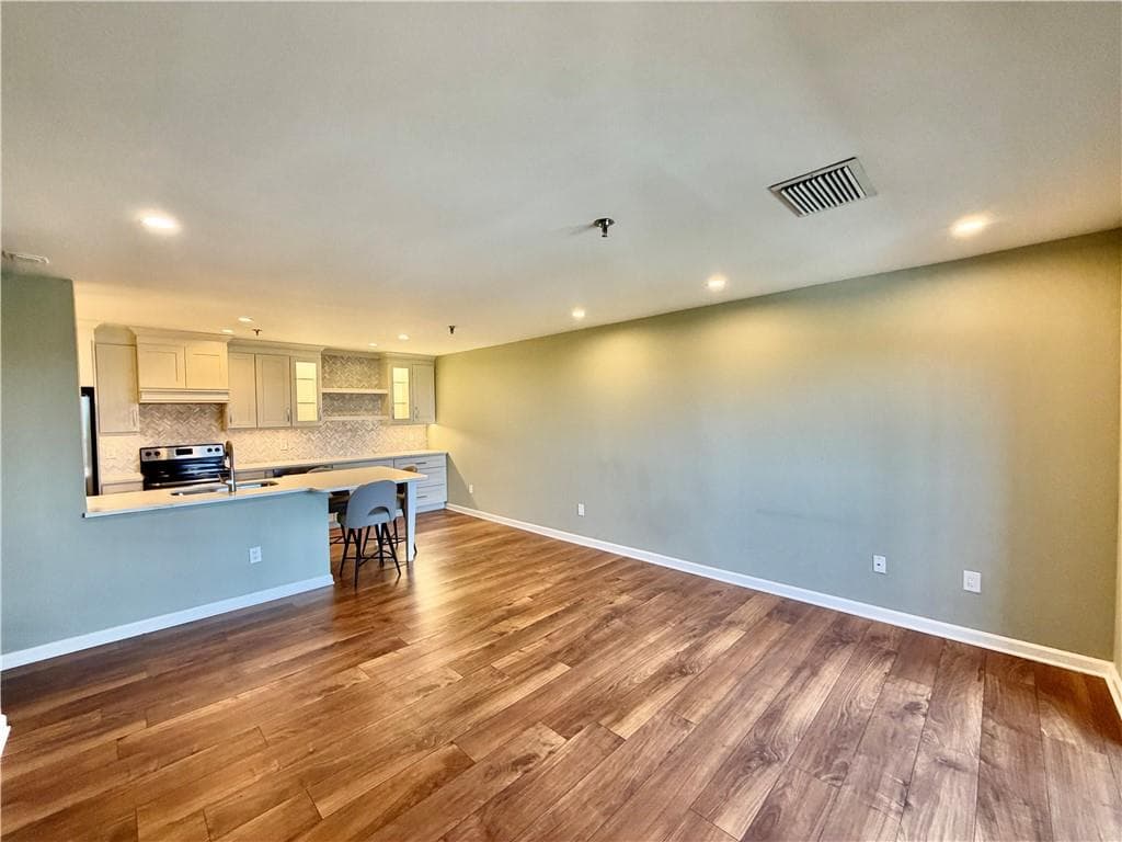 1 bedroom, 1 bathroom, 760 sq ft condominium for rent at 300 Johnson Ferry Road 1003, Sandy Springs, GA 30328 for $1,900 a month — photo 2