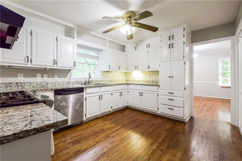 5 bedroom, 4 bathroom, 3,420 sq ft single family residence for sale at 4533 Holliston Road, Atlanta, GA 30360 — photo 3