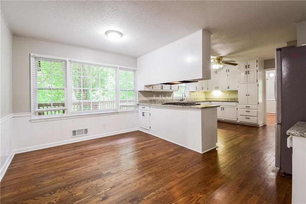 5 bedroom, 4 bathroom, 3,420 sq ft single family residence for sale at 4533 Holliston Road, Atlanta, GA 30360 — photo 4