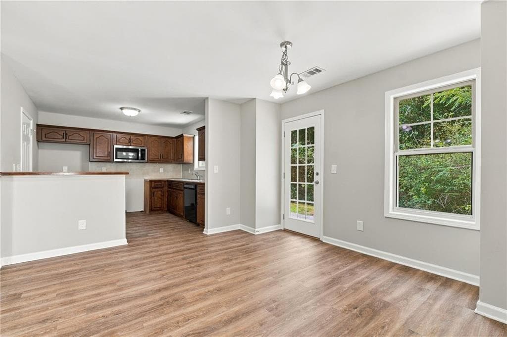 2 bedroom, 2 bathroom, 1,155 sq ft townhouse for rent at 121 Cypress Court, Canton, GA 30115 for $1,670 a month — photo 3