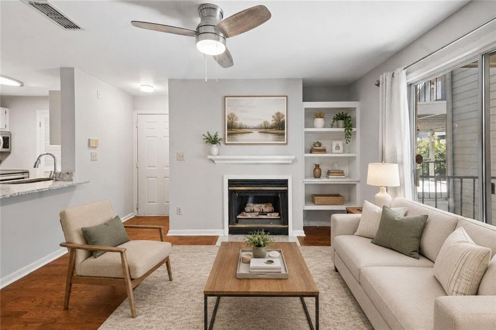 1 bedroom, 1 bathroom, 711 sq ft condominium for sale at 305 Granville Court, Atlanta, GA 30328 — photo 2