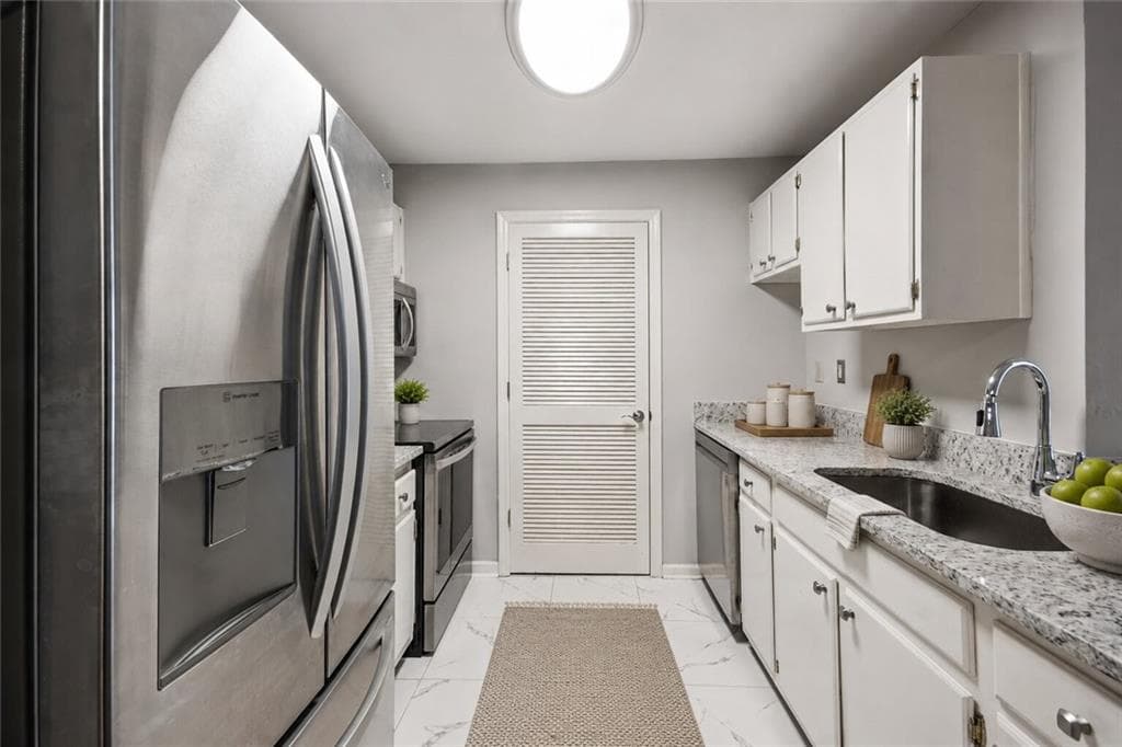 1 bedroom, 1 bathroom, 711 sq ft condominium for sale at 305 Granville Court, Atlanta, GA 30328 — photo 6