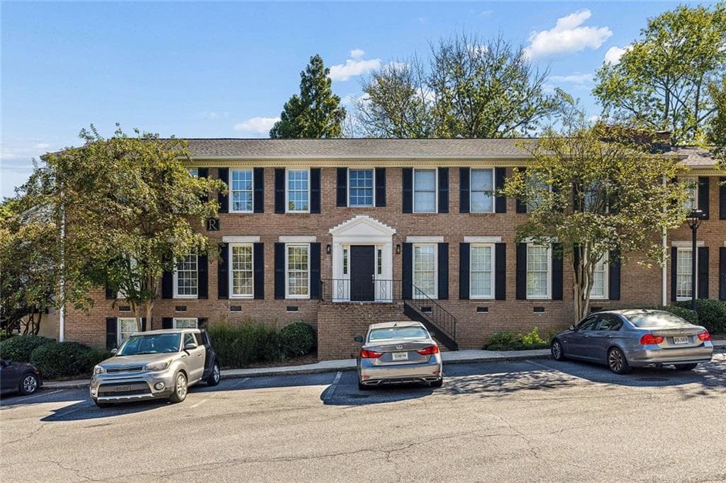 2 bedroom, 2 bathroom, 1,050 sq ft condominium for sale at 1101 Collier Road R3, Atlanta, GA 30318