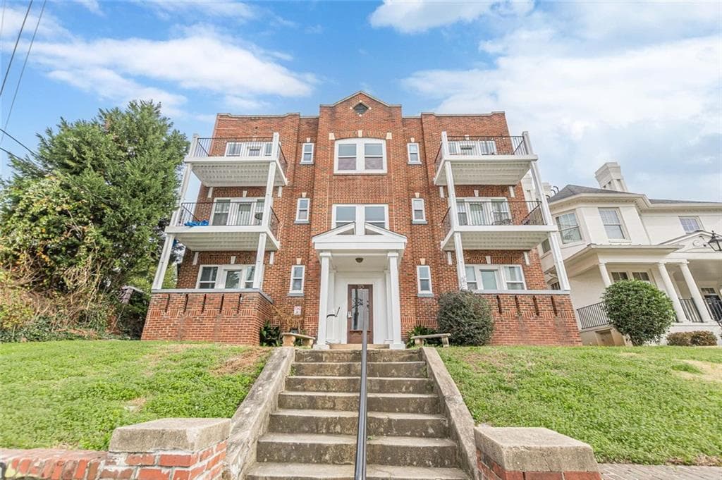 1 bedroom, 1 bathroom, 561 sq ft condominium for sale at 373 Moreland Avenue 108, Atlanta, GA 30307 — photo 1 of 29