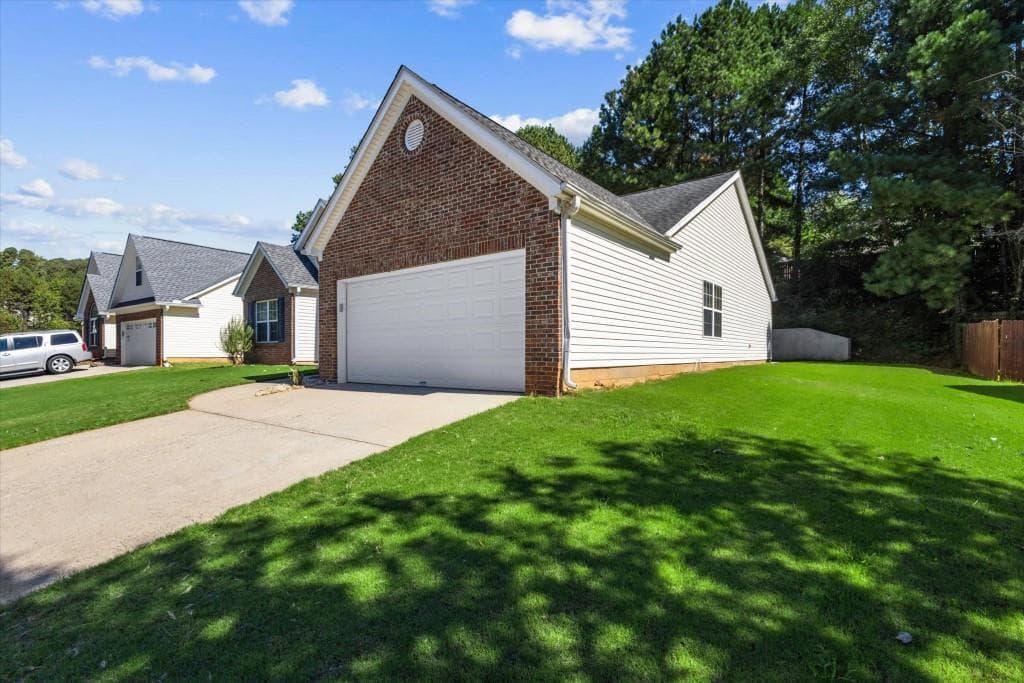 3 bedroom, 2 bathroom, 1,850 sq ft single family residence for sale at 5531 Skylar Creek Lane, Buford, GA 30518 — photo 2
