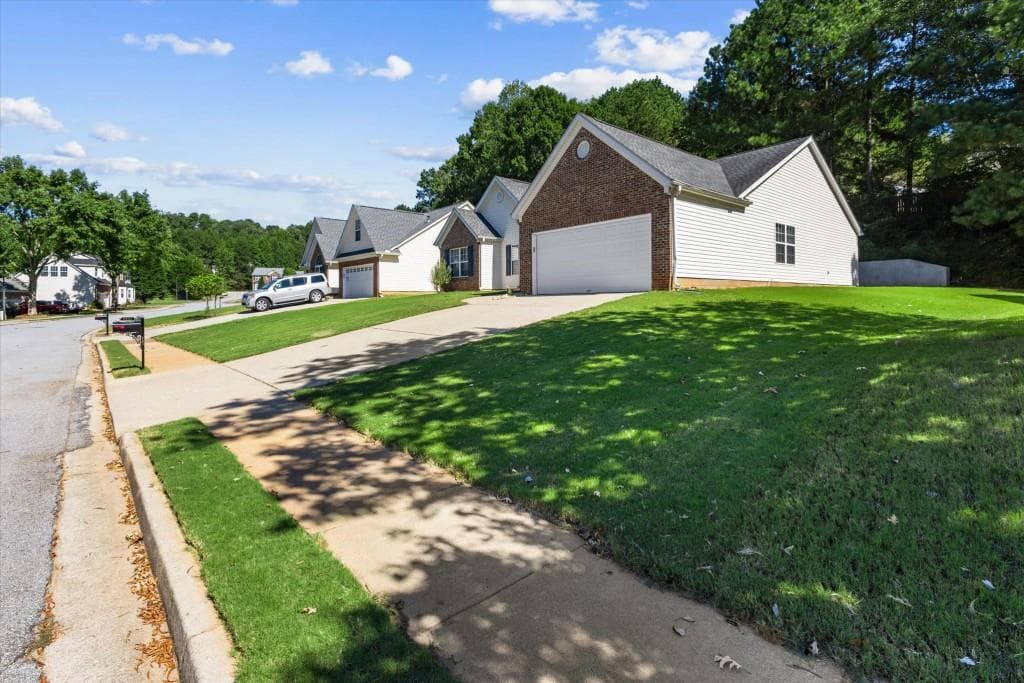 3 bedroom, 2 bathroom, 1,850 sq ft single family residence for sale at 5531 Skylar Creek Lane, Buford, GA 30518 — photo 3