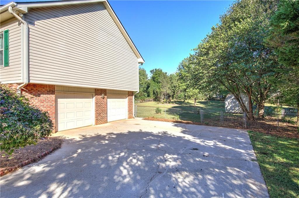 3 bedroom, 2 bathroom, 1,620 sq ft single family residence for sale at 32 Cliffhanger Pointe, Cartersville, GA 30120 — photo 3