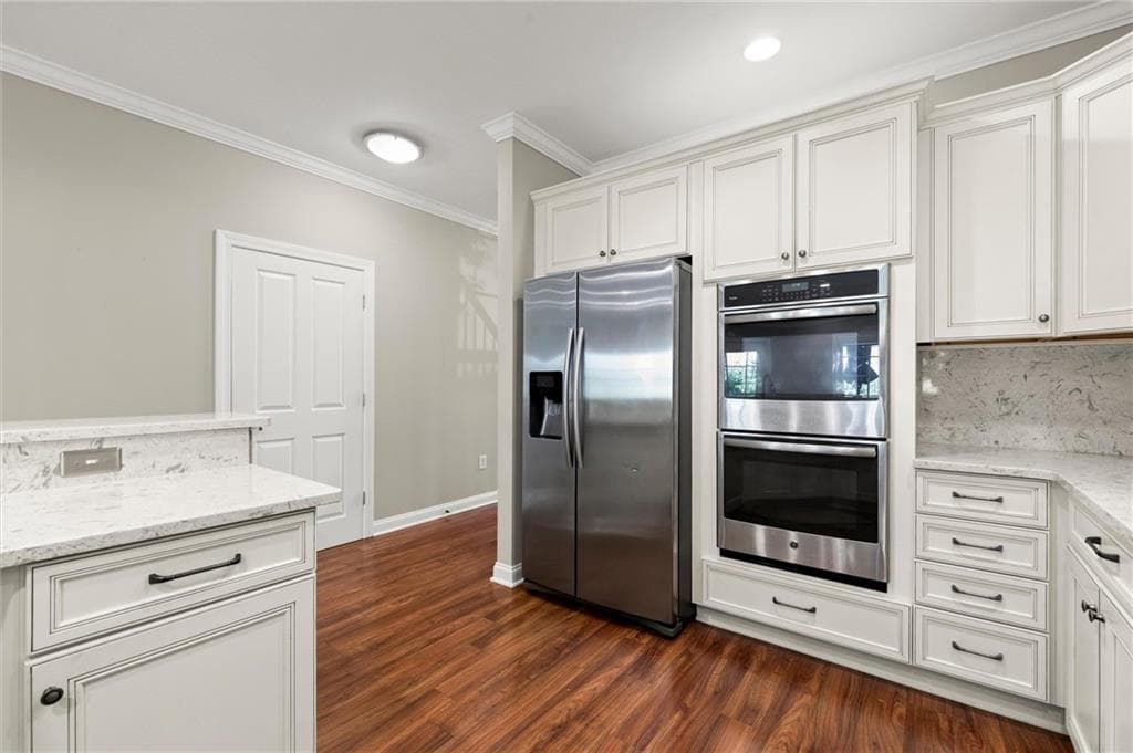 4 bedroom, 3 bathroom, 2,326 sq ft condominium under contract at 9000 Lexington Drive, Roswell, GA 30075 — photo 4
