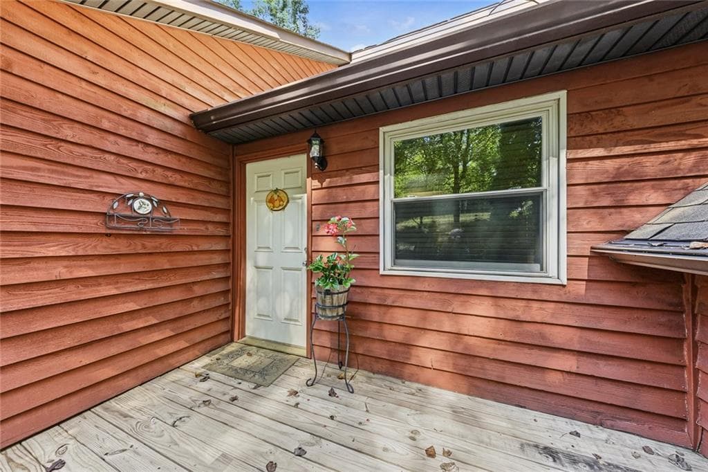 3 bedroom, 2 bathroom, 2,376 sq ft single family residence for sale at 708 Cobb Trail, Woodstock, GA 30188 — photo 3