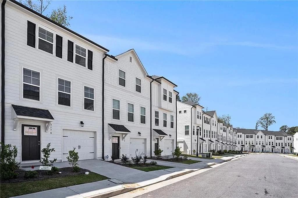 4 bedroom, 4 bathroom, 1,941 sq ft single family residence for rent at 3132 Washburn St SE, Atlanta, GA 30354 for $2,650 a month — photo 2