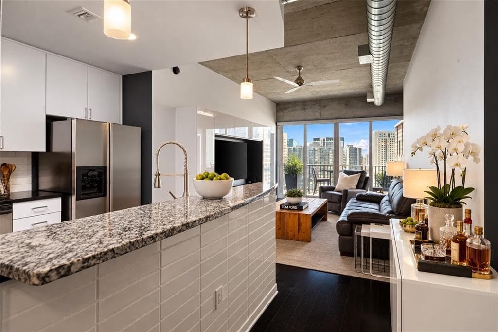 2 bedroom, 2 bathroom, 1,046 sq ft condominium for sale at 943 Peachtree Street 1310, Atlanta, GA 30309 — photo 4