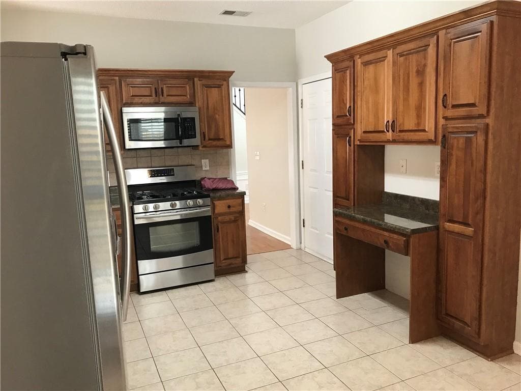 3 bedroom, 3 bathroom, 1,940 sq ft single family residence for rent at 6135 Pattingham Drive, Roswell, GA 30075 for $2,600 a month — photo 6