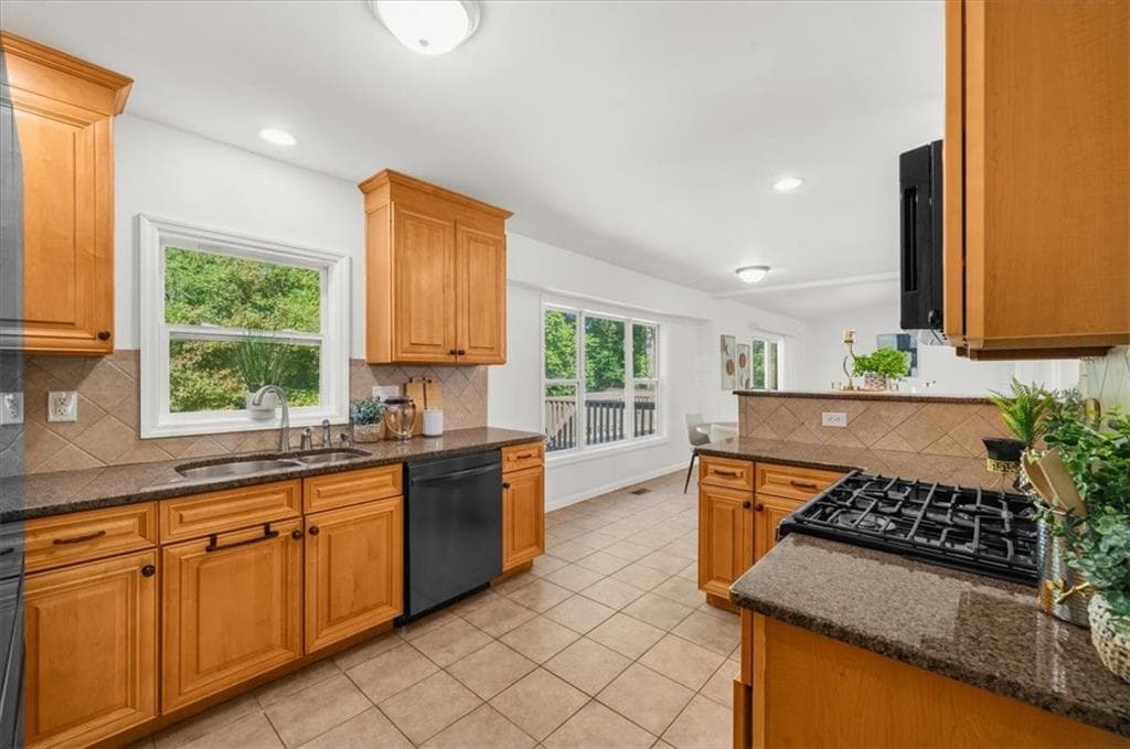 3 bedroom, 2 bathroom, 1,812 sq ft single family residence for sale at 3381 Ember Street, Marietta, GA 30066 — photo 7
