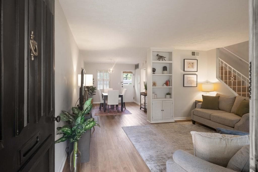 2 bedroom, 2 bathroom, 1,102 sq ft condominium for sale at 4060 Haverhill Drive D, Atlanta, GA 30342 — photo 3