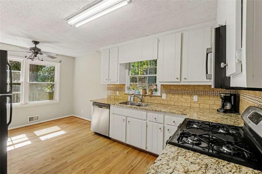 3 bedroom, 2 bathroom, 1,316 sq ft single family residence under contract at 916 Little River Lane, Woodstock, GA 30189 — photo 5