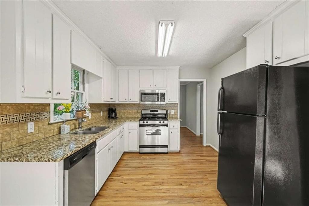 3 bedroom, 2 bathroom, 1,316 sq ft single family residence under contract at 916 Little River Lane, Woodstock, GA 30189 — photo 6