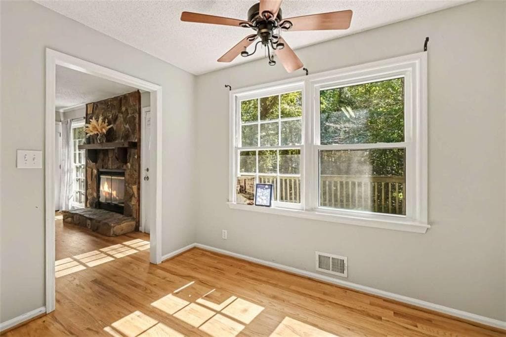 3 bedroom, 2 bathroom, 1,316 sq ft single family residence under contract at 916 Little River Lane, Woodstock, GA 30189 — photo 7
