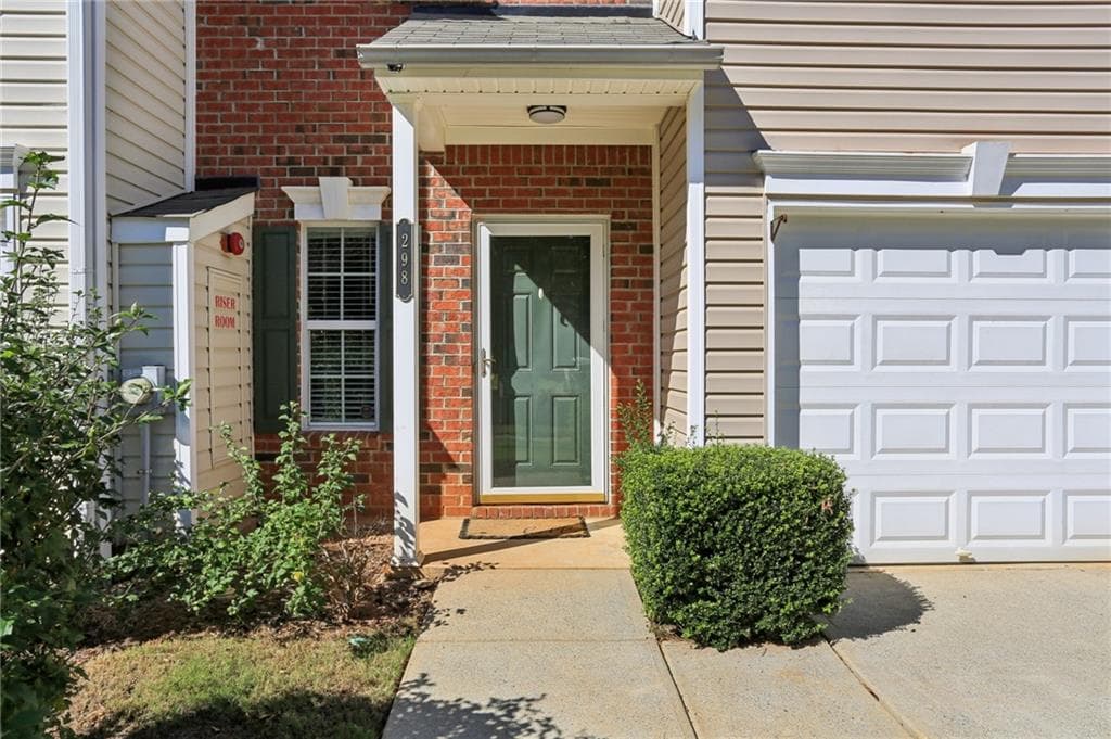 3 bedroom, 3 bathroom, 1,639 sq ft townhouse for sale at 298 Azalea Circle, Cumming, GA 30040 — photo 3