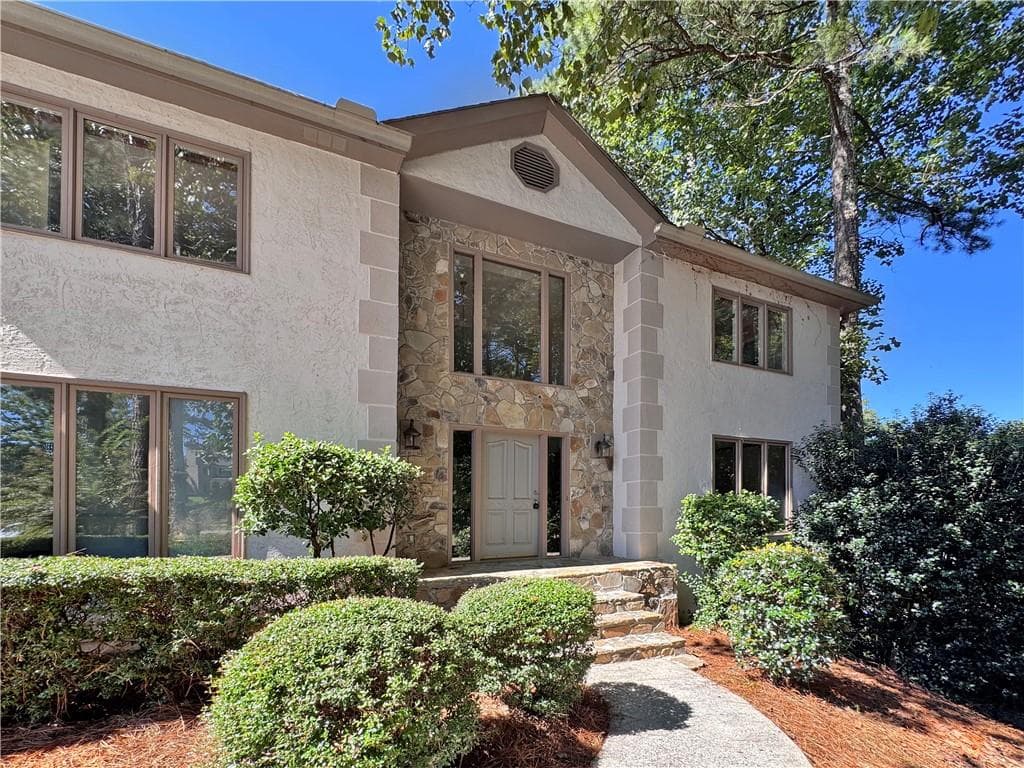 6 bedroom, 5 bathroom, 4,158 sq ft single family residence under contract at 2225 Roxburgh Drive, Roswell, GA 30076 — photo 2