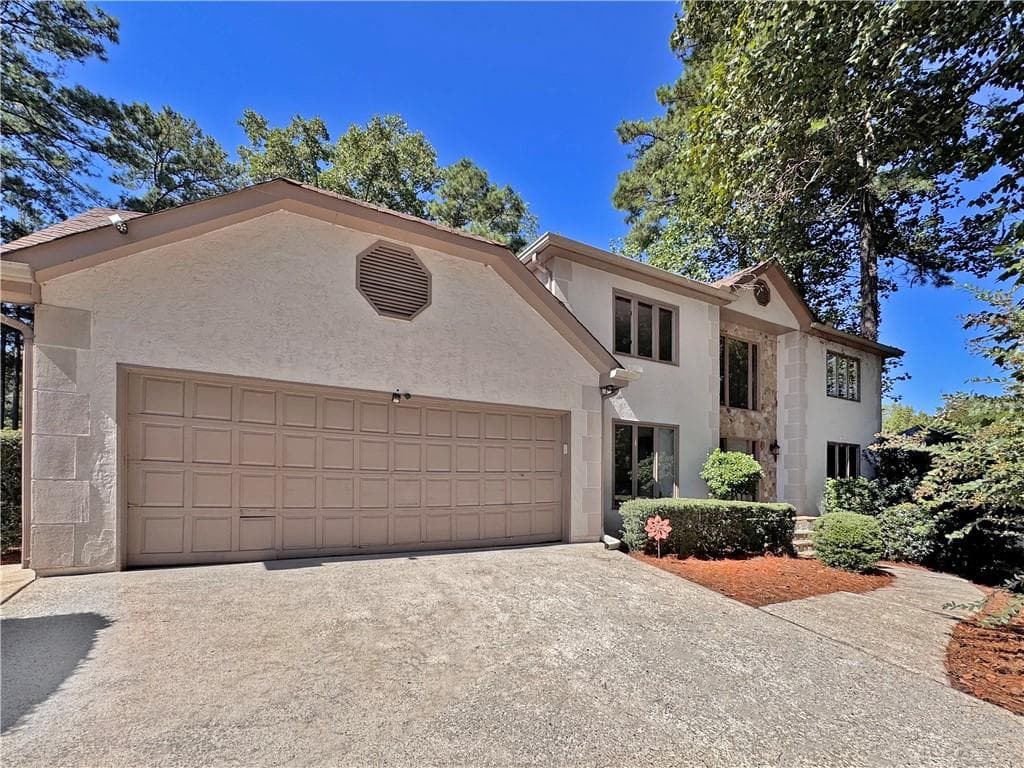 6 bedroom, 5 bathroom, 4,158 sq ft single family residence under contract at 2225 Roxburgh Drive, Roswell, GA 30076 — photo 3