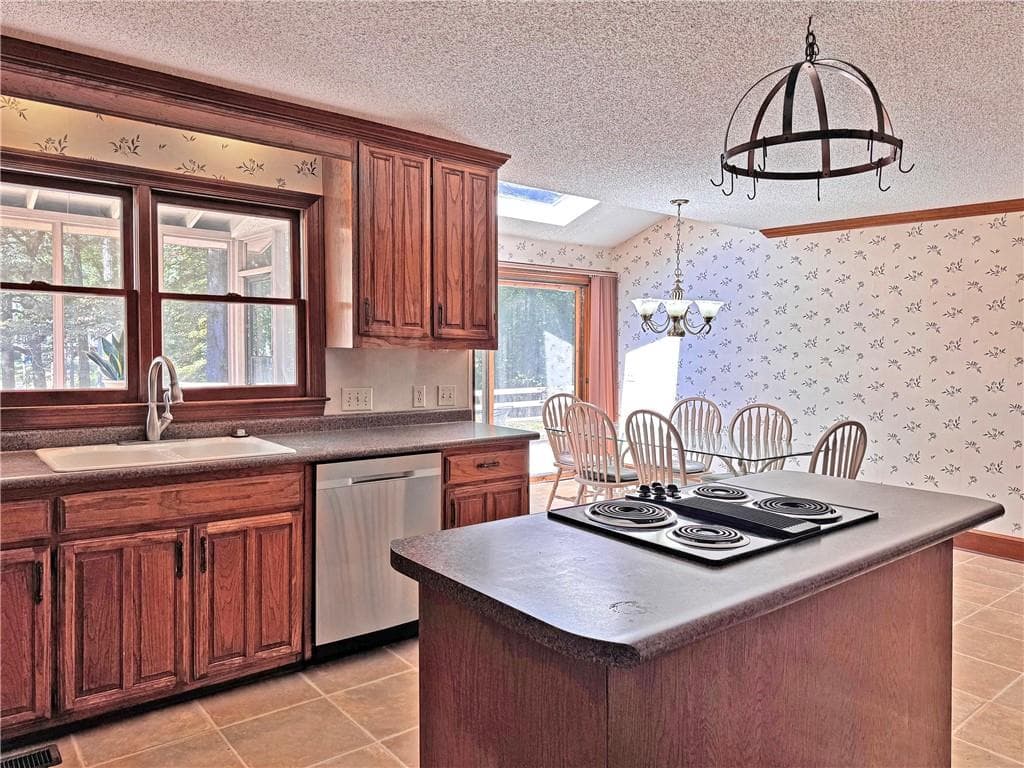6 bedroom, 5 bathroom, 4,158 sq ft single family residence under contract at 2225 Roxburgh Drive, Roswell, GA 30076 — photo 8