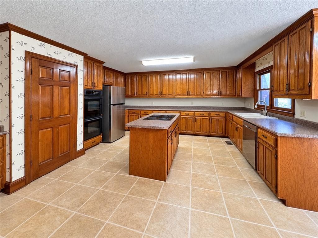 6 bedroom, 5 bathroom, 4,158 sq ft single family residence under contract at 2225 Roxburgh Drive, Roswell, GA 30076 — photo 9
