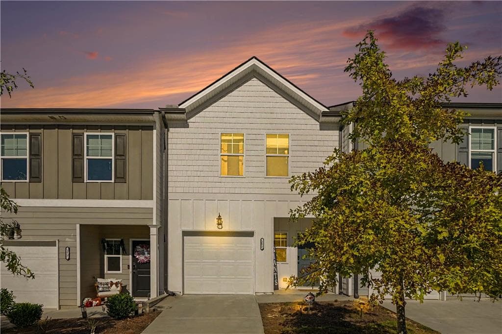 3 bedroom, 3 bathroom, 1,455 sq ft townhouse for sale at 181 Buckingham Lane, Hoschton, GA 30548