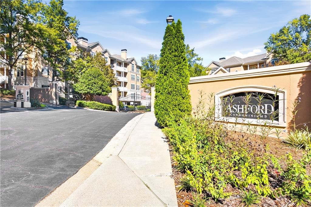 3 bedroom, 2 bathroom, 1,428 sq ft condominium for sale at 336 Ashford Circle, Dunwoody, GA 30338
