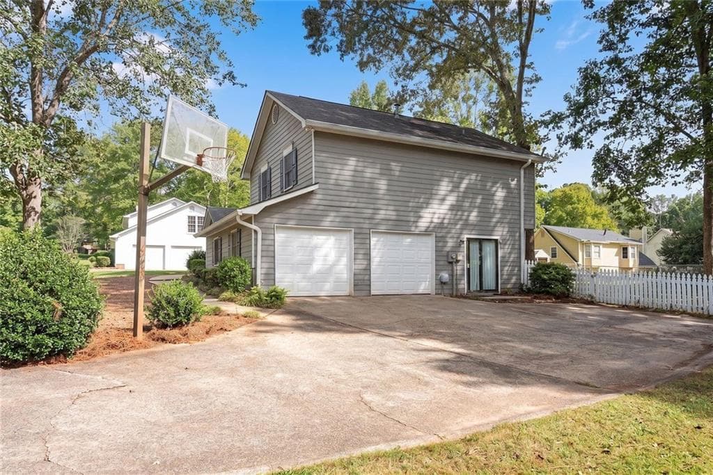 3 bedroom, 2 bathroom, 1,680 sq ft single family residence for sale at 2014 Arbor Forest Drive, Marietta, GA 30064 — photo 3