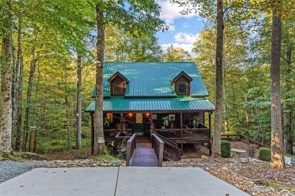 3 bedroom, 4 bathroom, 2,377 sq ft single family residence for sale at 169 Elba Court, Ellijay, GA 30540 — photo 1 of 54