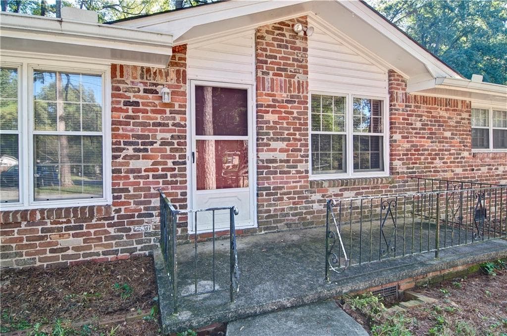 4 bedroom, 2 bathroom, 1,200 sq ft single family residence for sale at 1299 Mclendon Drive, Decatur, GA 30033 — photo 4
