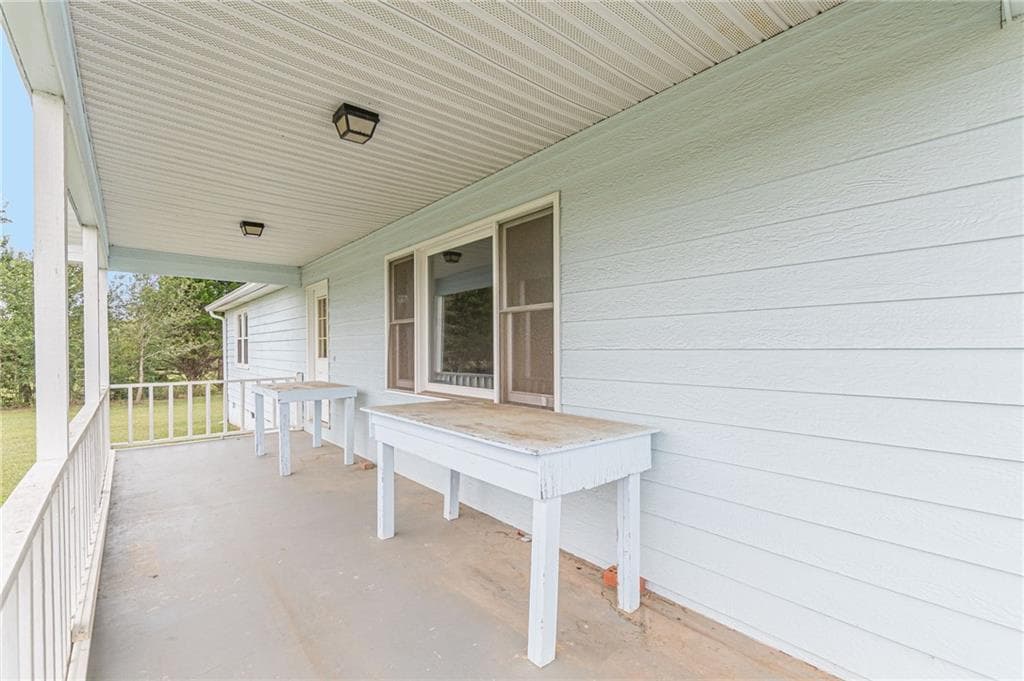 3 bedroom, 2 bathroom, 1,728 sq ft single family residence under contract at 1701 Beeks Road, Williamson, GA 30292 — photo 5