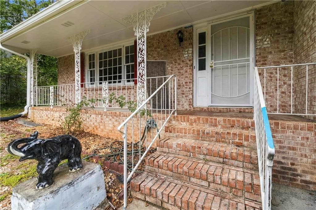 4 bedroom, 3 bathroom, 2,228 sq ft single family residence for sale at 4258 Executive Drive, Stone Mountain, GA 30083 — photo 4