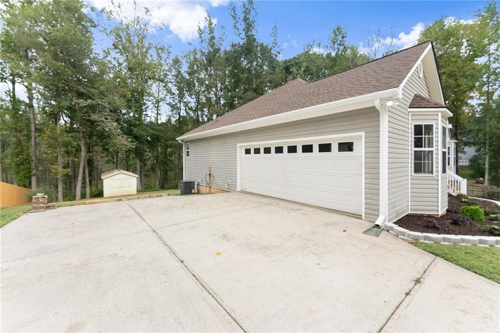 4 bedroom, 3 bathroom, 3,860 sq ft single family residence for sale at 7435 Ivy Grove Street, Cumming, GA 30040 — photo 7