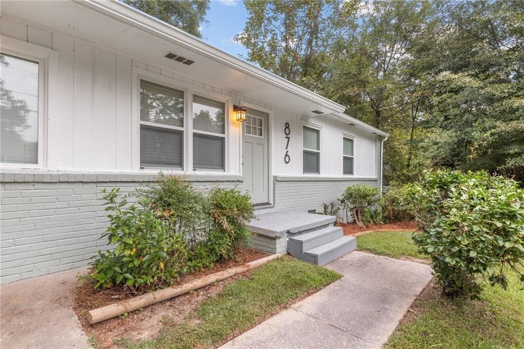 4 bedroom, 3 bathroom, 1,095 sq ft single family residence for sale at 876 Bolton Place, Atlanta, GA 30331 — photo 3