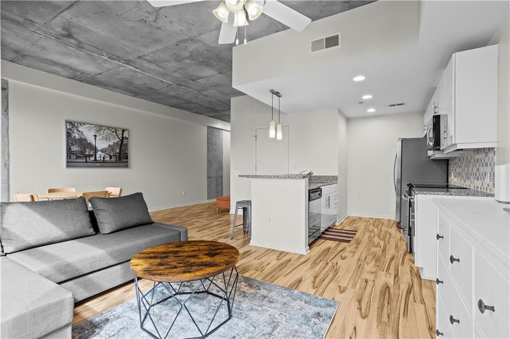 1 bedroom, 1 bathroom, 912 sq ft condominium for rent at 335 W Ponce De Leon Avenue 408, Decatur, GA 30030 for $2,000 a month — photo 8