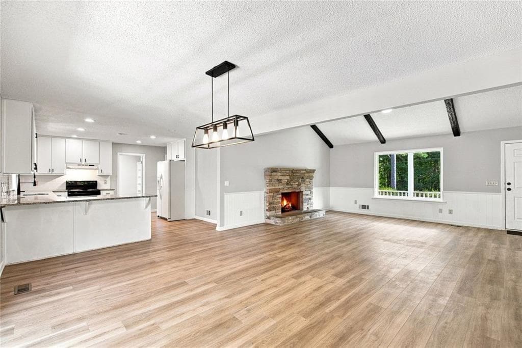 3 bedroom, 2 bathroom, 1,792 sq ft single family residence for sale at 13480 New Providence Road, Alpharetta, GA 30004 — photo 8