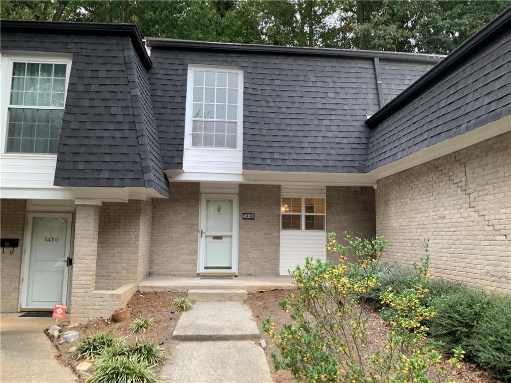 2 bedroom, 3 bathroom, 1,602 sq ft condominium for sale at 5440 Chemin De Vie, Sandy Springs, GA 30342 — photo 1 of 24